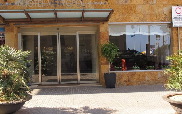 Отель Metropol Испания, Льорет-де-Мар - 3 отзыва об отеле, цены и фото номеров - забронировать отель Metropol онлайн вид на фасад