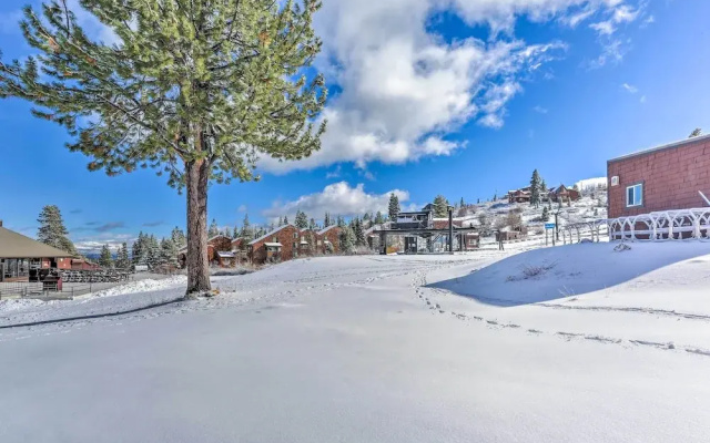 5 Mi to Donner Lake: Cabin w/ Deck + Pool Access!