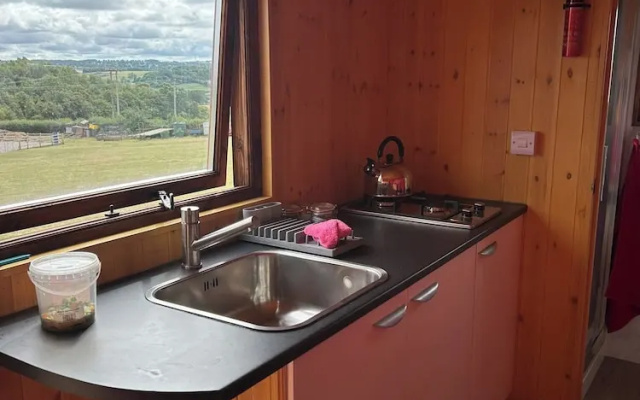 1 Bed Hut - Sleeps 2 - Parking - Smoking
