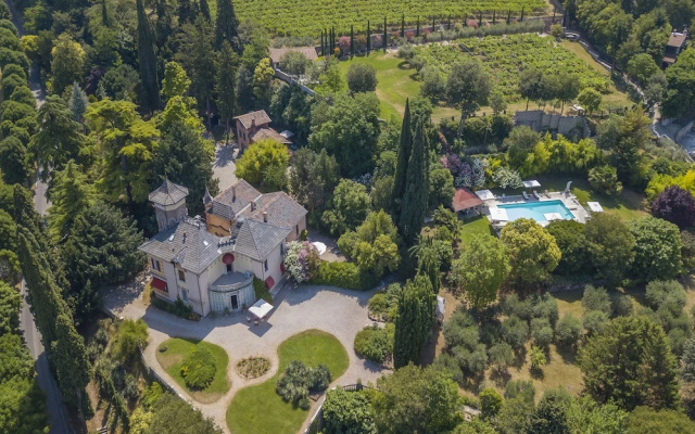 Alberta's Liberty House With Pool