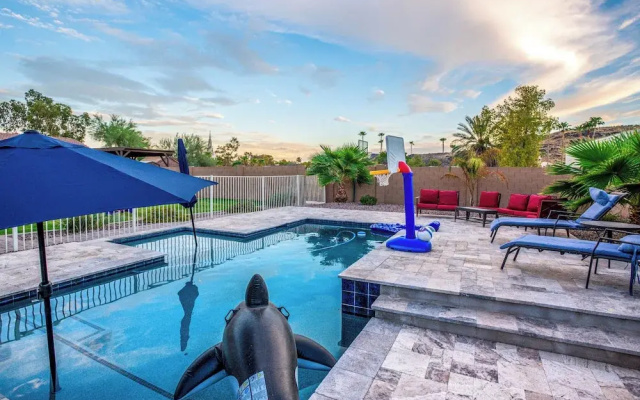 Group Getaway w/ Pool & Putting Green in Glendale