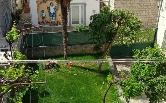 Guest house with garden - choose 3 bedroom house, apartment, rooms