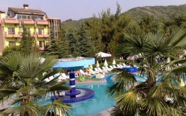 Riza Hotel Restorant Тирана балкон