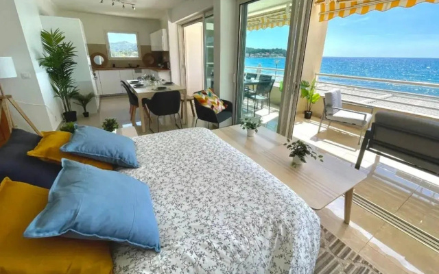 Magnificent 82m With Terrace And In Front Of Sea