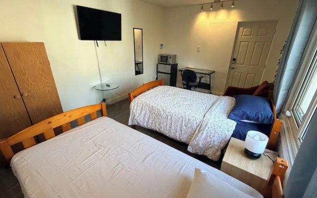 Private Room Downtown with Kitchenette