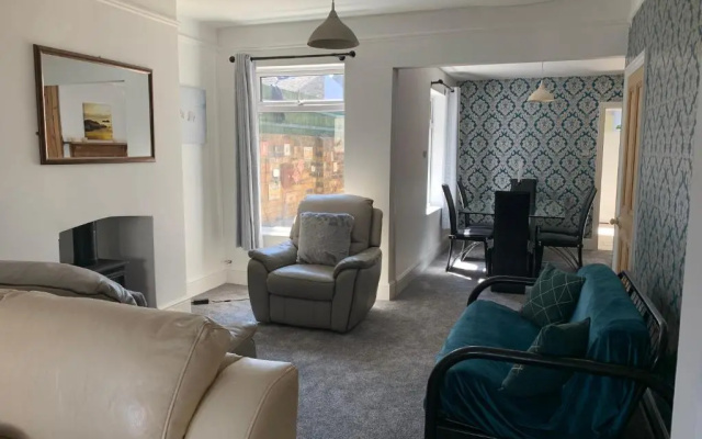 House - Sleeps up to 8 People & Free Parking