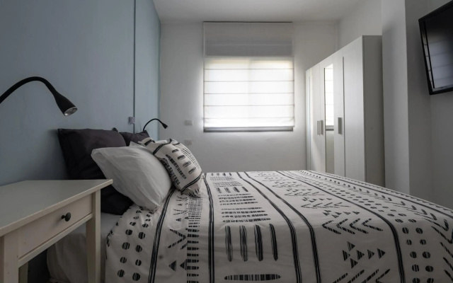 New Stylish 2-BR Apartment with Private Balcony