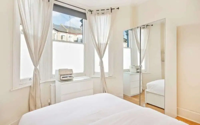 Cosy 2bed Skylight Apt W/patio in Clapham Junction