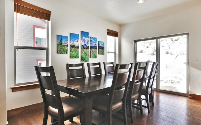 Parks Edge 1119 West Abigail by Blueswell