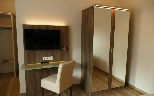 Meyn's Apartments & Hotel