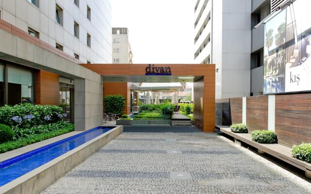 Отель Divan Istanbul City вид на фасад