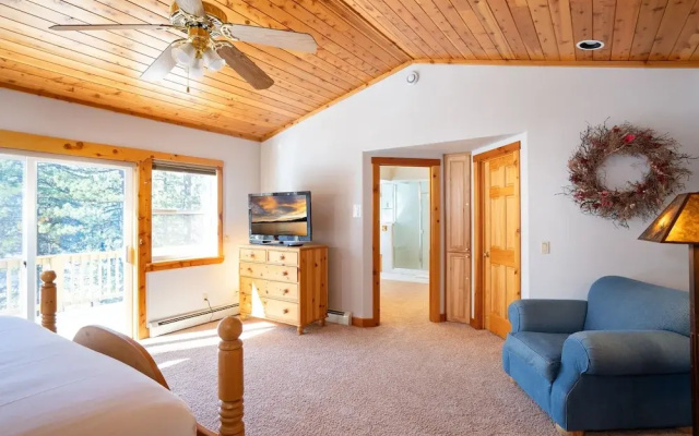 Skidder Trail Family Lodge 4 Bedroom Home by RedAwning