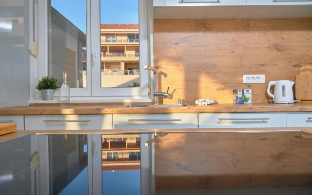 M Entire floor in a spacious house with pool