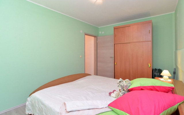 Apartment 877