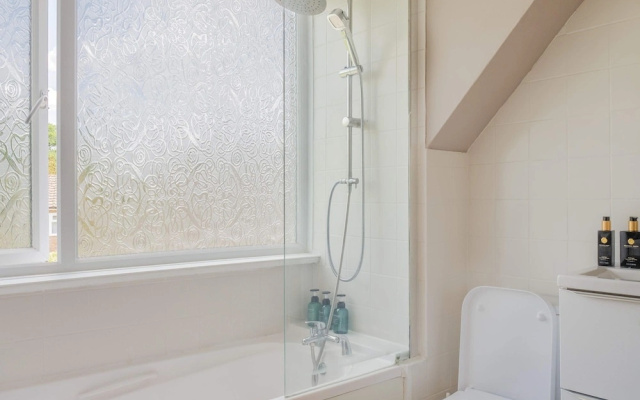 Spacious 4-bed House Guildford Free Parking