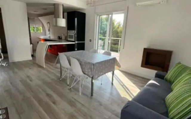 Paradise Silvia, Detached Villa with Private Pool Near Sitges