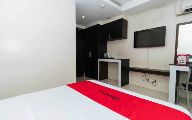 RedDoorz near Quezon City Circle