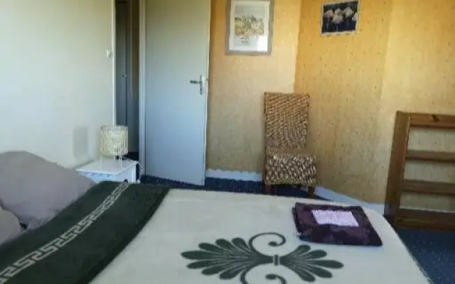 Chambre dans Maison fleurie et calme