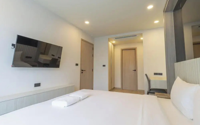 New Condo w Pool Gym Beach Nearby C247
