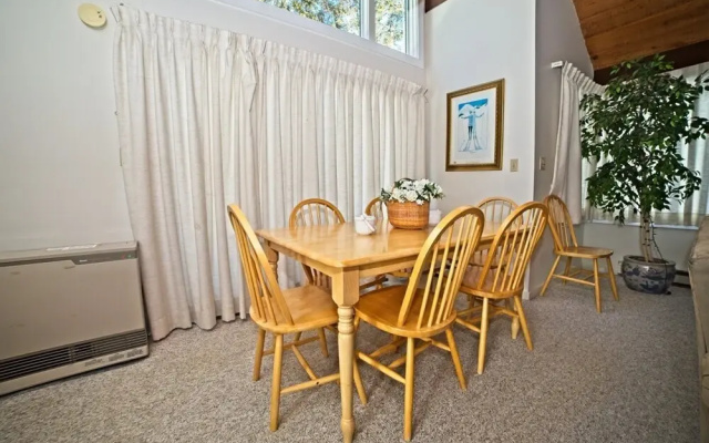 Waterville Valley Vacation Condo Close to Town Square and Free Shuttle to Ski Area! - Ss6v