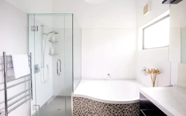 Modern 4 Bedroom Family Home With Pool