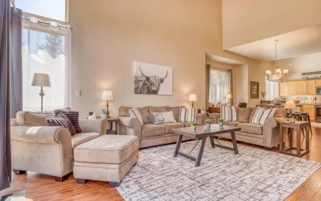 Spacious Outdoor Patio and Resort Amenities - Stylish Retreat