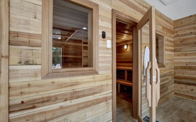 Huge Luxury Home Hot Tub and Sauna 2 mi to Dwntn