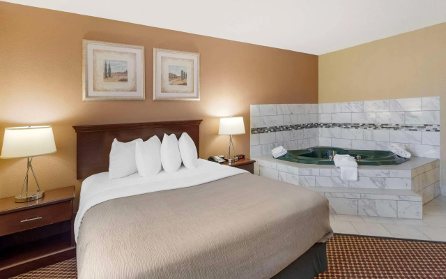 Quality Inn & Suites Bloomington University Area