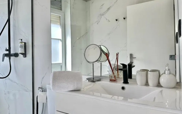 Compact & Cozy Retreat in Porto's Heart