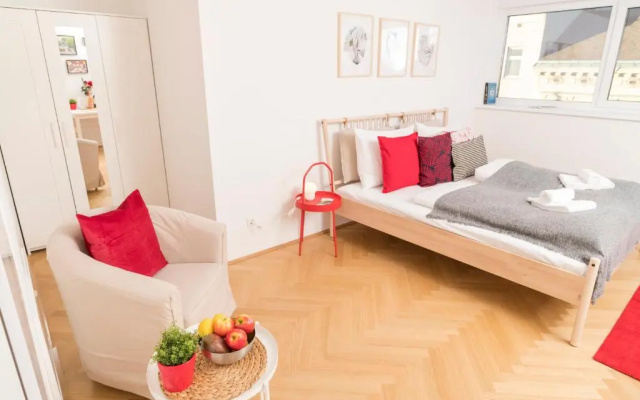 Red Monkey Vienna Apartment by ichbucheAT