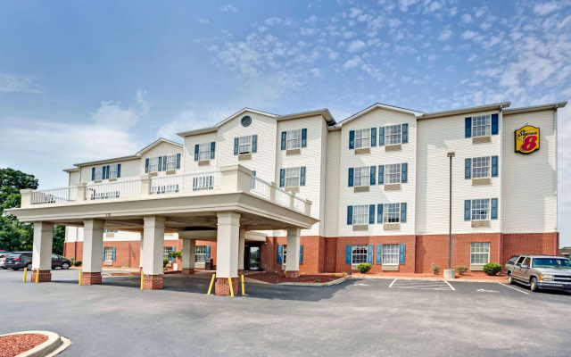 Super 8 by Wyndham Louisville/Expo Center