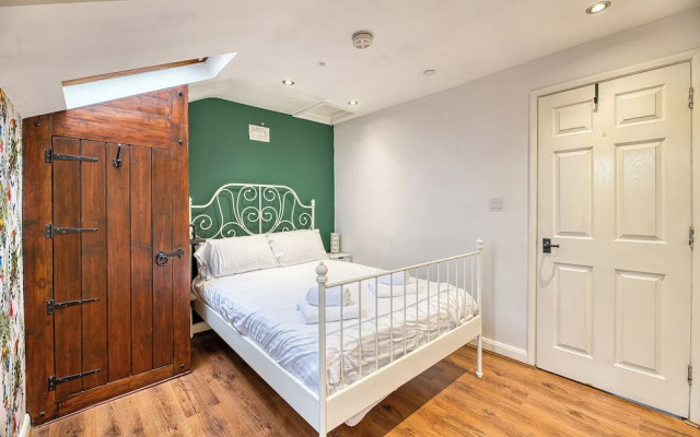 Central 2 Bedroom Apt by Guestz