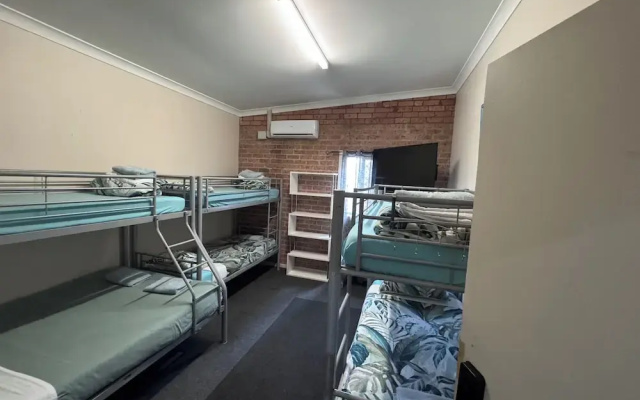 The Entrance Backpackers - Hostel