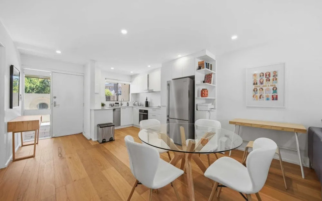 Spacious Bright Apartment With Courtyard and BBQ