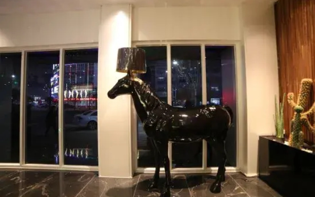 Huzhou Manani Hotel (Zhili Golden Coast Children's Clothing City)