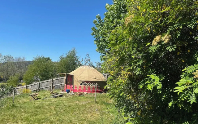 Spacious Yurt - Sleeps 2 -river and Mountain View