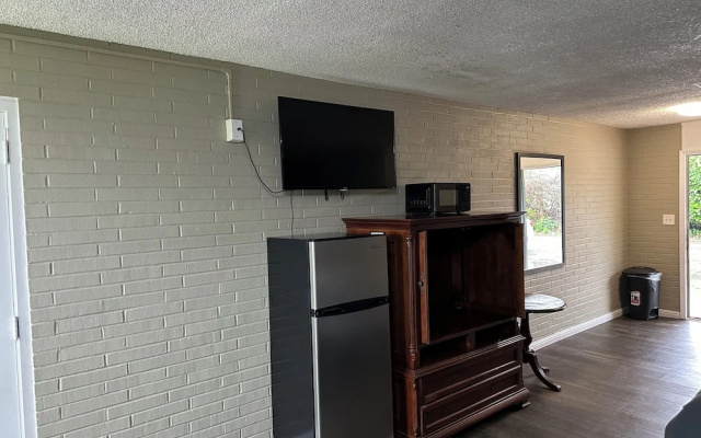 Amerihill Inn & Suites Greensboro