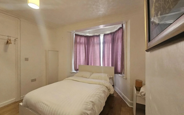 Apartment Sleeps 4 With Garden