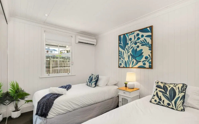Family Home in Balmoral - Family Stays