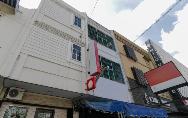 RedDoorz near Maimun Palace