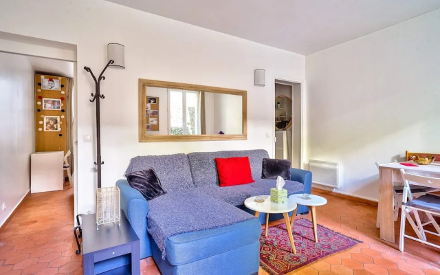 Charming 2 Room Apartment Near Square Louise-michel