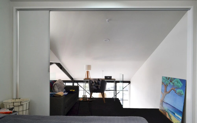 Stylish 2 Bedroom Loft Apartment With Parking