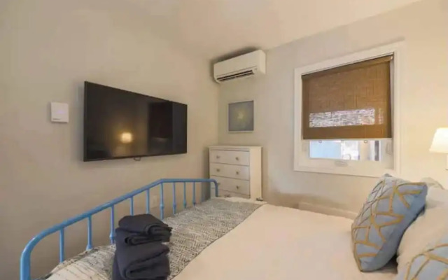 Casa Hotels: Modern 2BR Suite in Leslieville