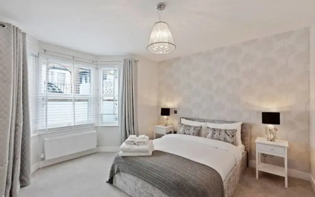 Contemporary 2bed&bath Apt W/patio in North London