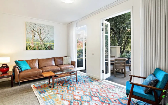 Modern East Melbourne 2-bed Apartment With Parking