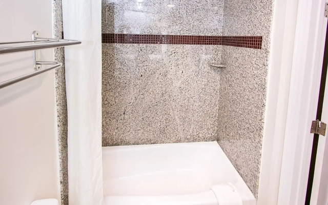 Rodeway Inn & Suites Bellflower