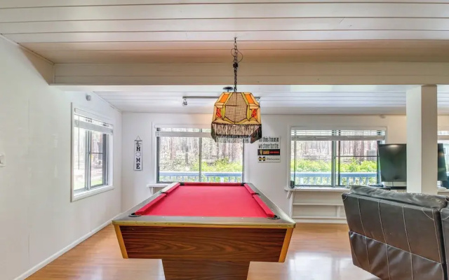 Deck + Pool Table: Pinetop-lakeside Nature Escape