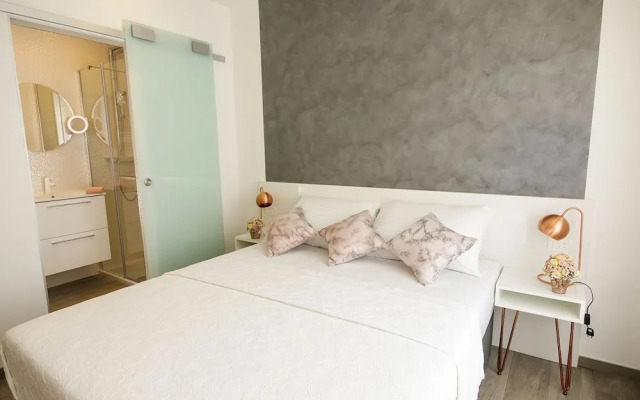 Rose Gold Rooms & Studio With Balcony