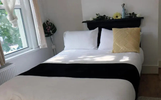 Spacious 4-bed House - Sleeps 5, Garden & Parking