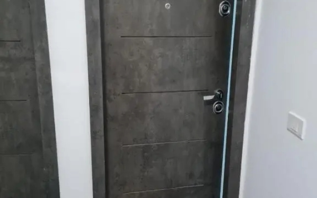 Deluxe 2 bedroom apartment with balcony and private parking